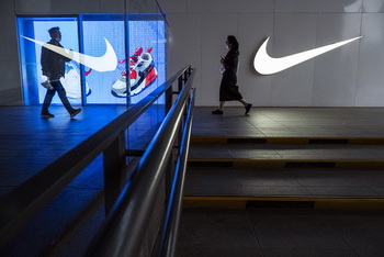 Nike сократила прибыль